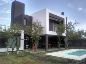 Casa residencial con piscina en barrio cerrado